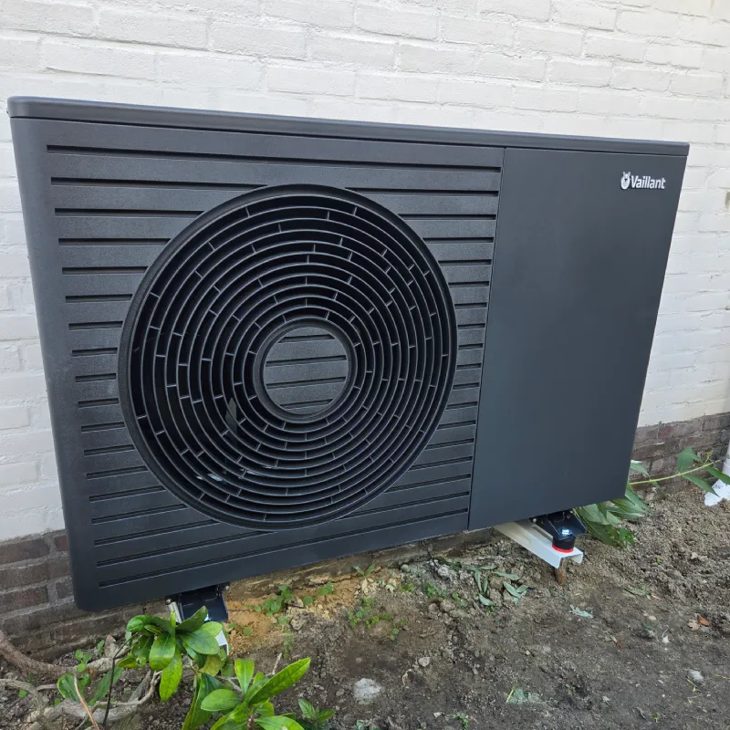Buitenunit van een warmtepomp geplaatst door Installatiebedrijf Jonker
