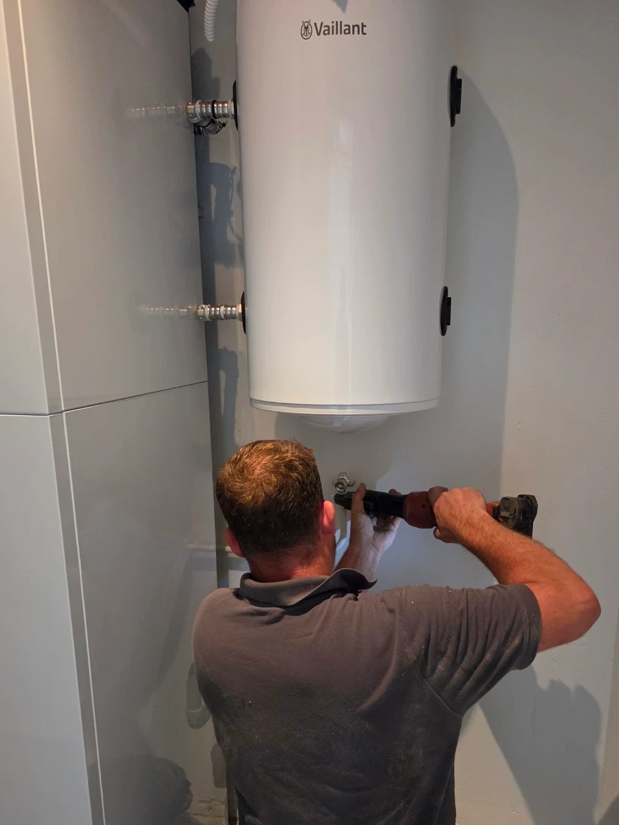 Monteur van Installatiebedrijf Jonker aan het werk in Zeeuws-Vlaanderen